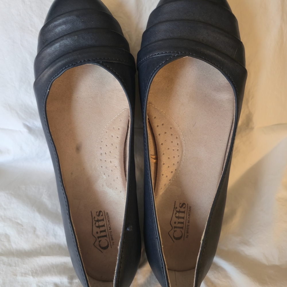 Cliffs by WHITE MOUNTAIN Navy Flats
